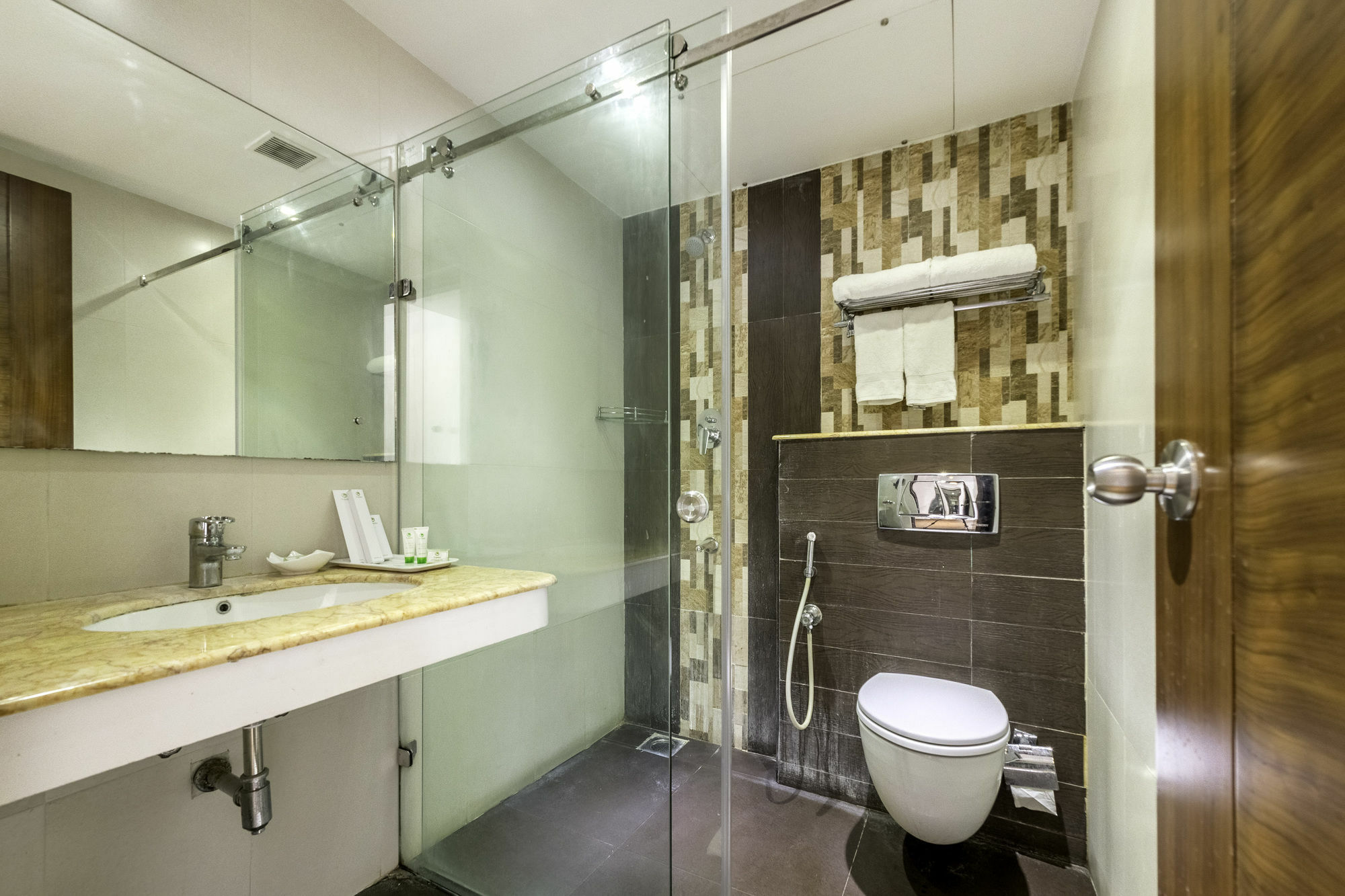 Treebo Trend J'S Five Two Boutique Hotel Madras Buitenkant foto