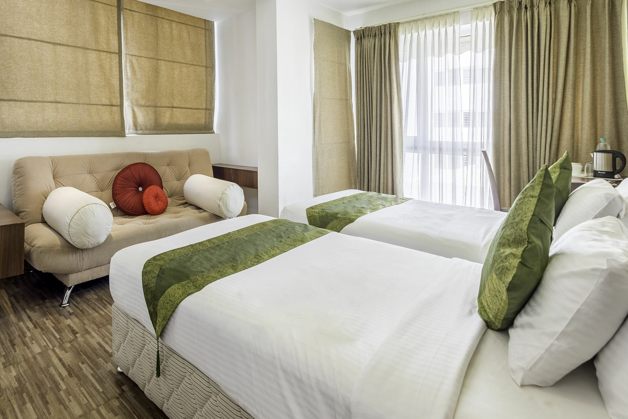 Treebo Trend J'S Five Two Boutique Hotel Madras Buitenkant foto