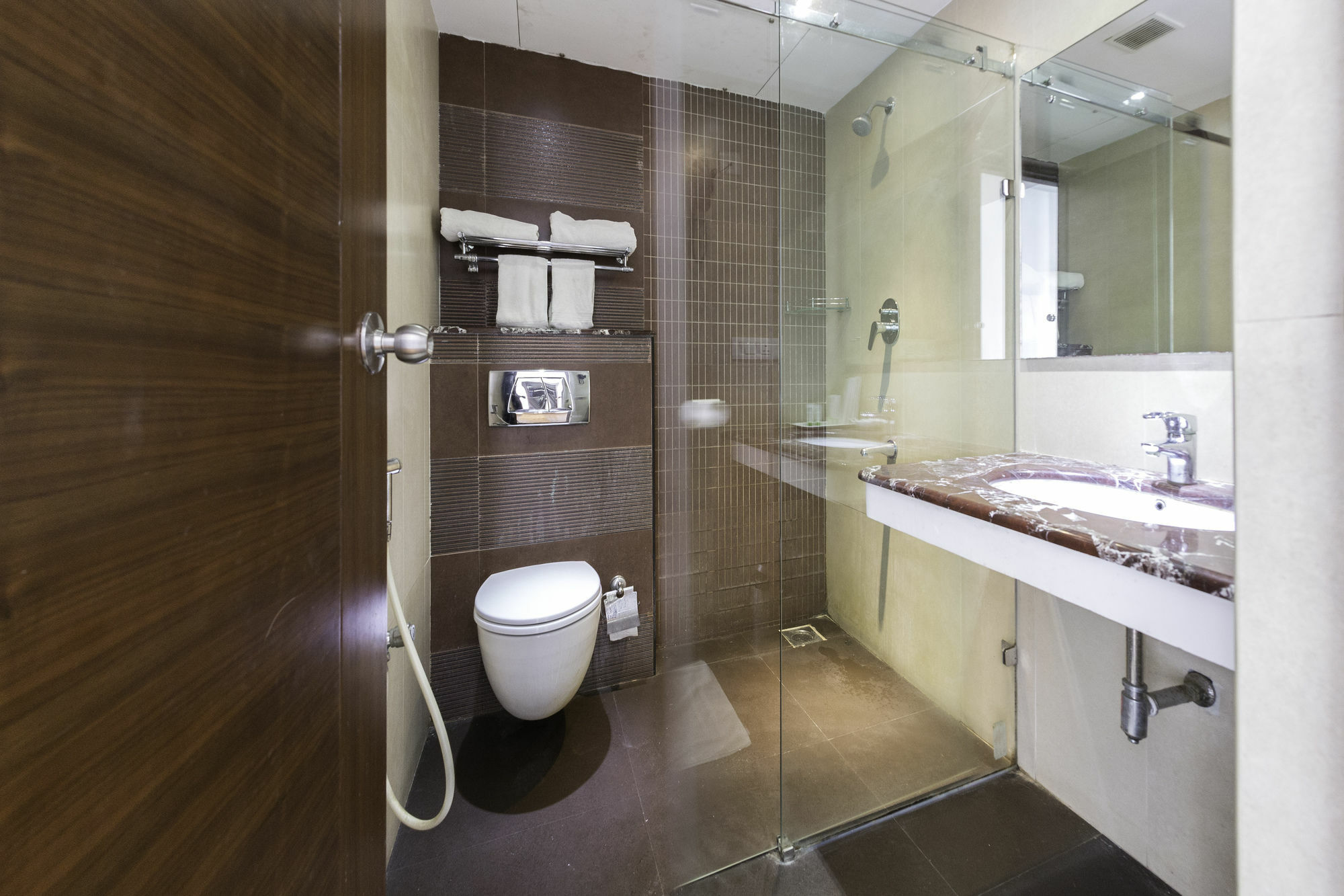 Treebo Trend J'S Five Two Boutique Hotel Madras Buitenkant foto