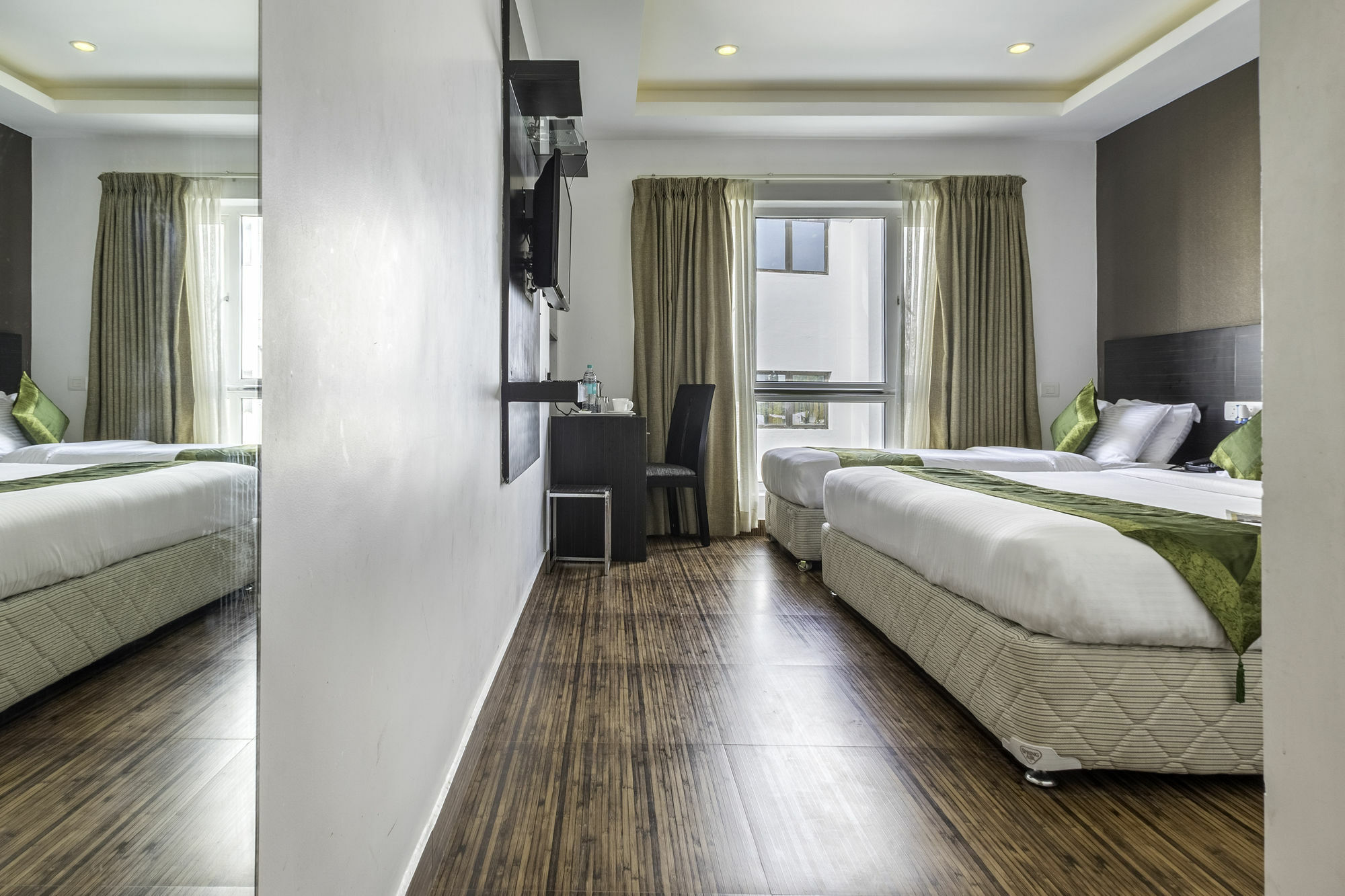 Treebo Trend J'S Five Two Boutique Hotel Madras Buitenkant foto
