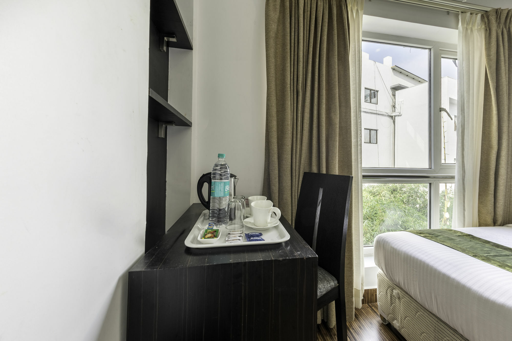 Treebo Trend J'S Five Two Boutique Hotel Madras Buitenkant foto