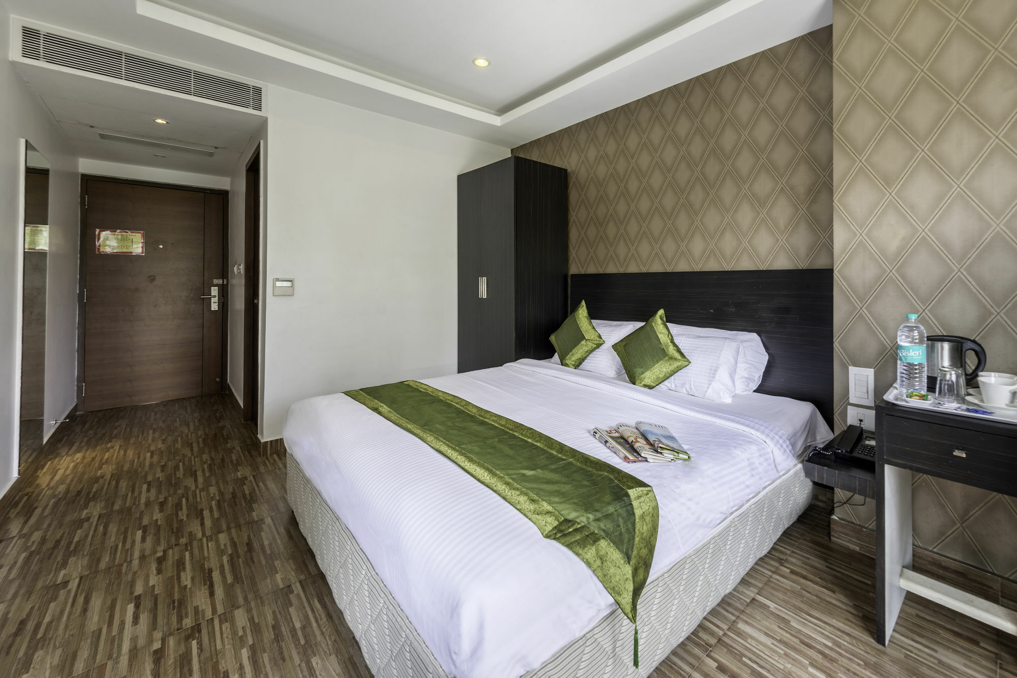 Treebo Trend J'S Five Two Boutique Hotel Madras Buitenkant foto