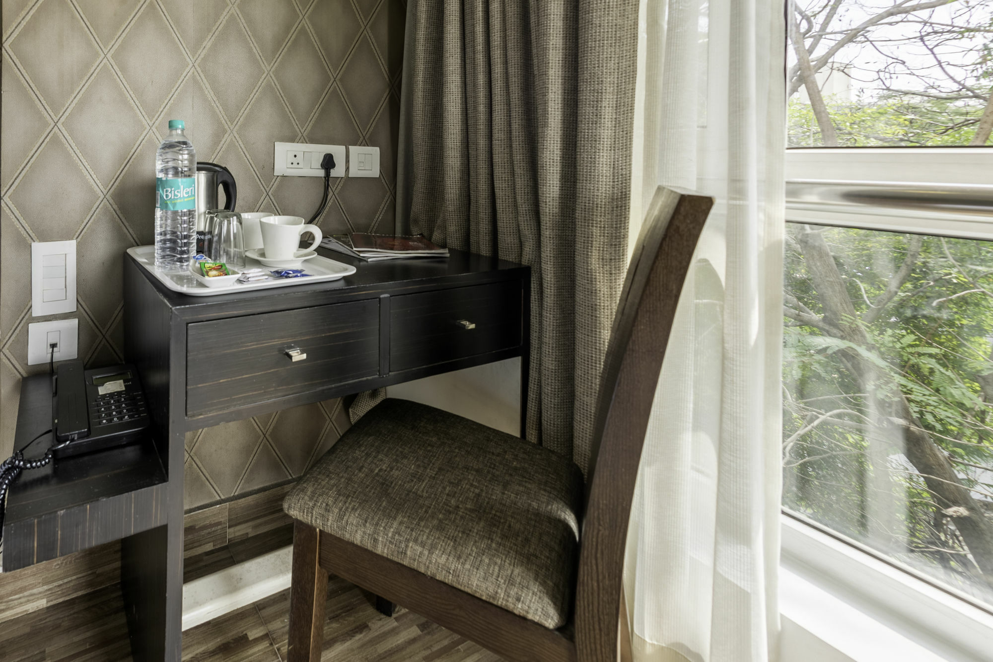 Treebo Trend J'S Five Two Boutique Hotel Madras Buitenkant foto